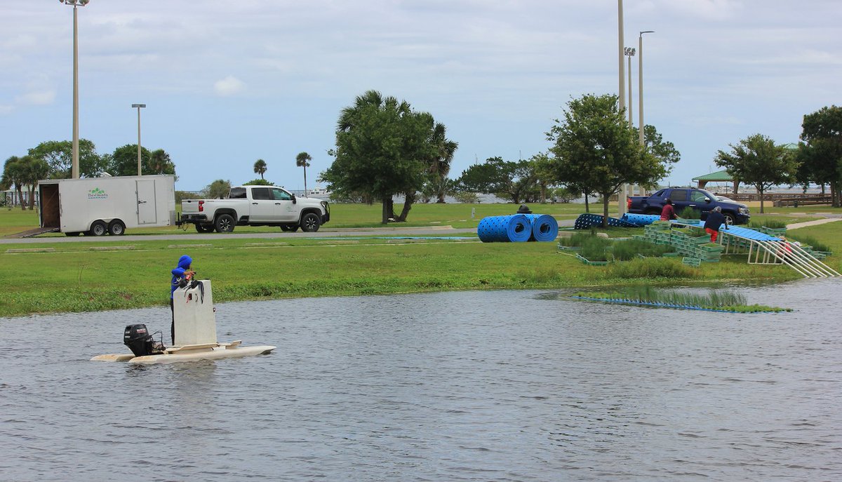 BeematsWetlands's tweet image. Constructing, assembling, &amp;amp; launching #Beemats is truly a team effort! 

#FridayFieldwork #FridaysInTheField #fieldwork #teamwork #cooperation