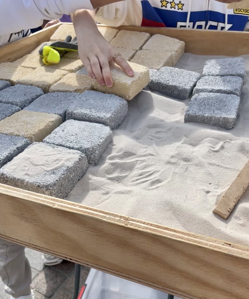 🚧 PLACE DES TP CHÂTEAUROUX🦺

Venez découvrir des expériences immersives sur Place des TP avec notre atelier pavage ! 👷

On vous attend place de la République à Châteauroux. 

#acteurspourlaplanète #pavage #travauxpublics