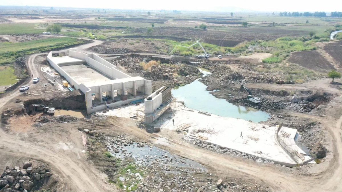 Karasu Regülatörü ve Derivasyon Kanalı İnşaatı'nda çalışmalar tüm hızıyla devam ediyor. 

Karasu Nehri'nden #Hatay #Reyhanlı Barajı'na saniyede 50 m³ suyu derive edecek olan;

⬇️⬇️⬇️