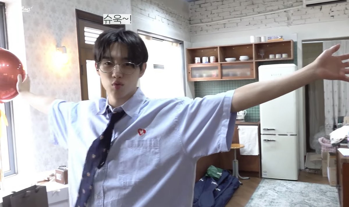 swlovezone's tweet photo. he’s so college boyfriend coded it hurts 🥲 https://t.co/saLsDMTC0n