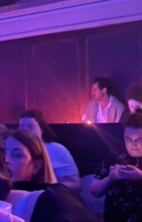 UpdatesHSbr's tweet photo. Harry saindo de penetra na foto de uma fã, no show da Madi Diaz ontem em Londres.👀

Via ttuvxw https://t.co/LdaMkgkSl3