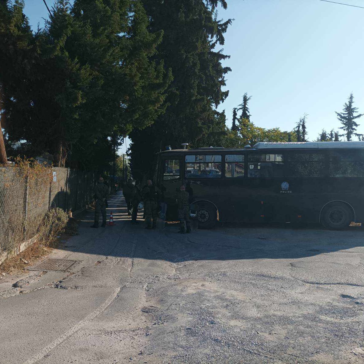 chris_avramidis's tweet photo. ΕΚΤΑΚΤΟ: Η αστυνομία εισέβαλε στη #ΒΙΟΜΕ
Ο αγώνας συνεχίζεται
Οι εργάτες καλούν τον κόσμο αύριο στο CoOpenAir festival, στον χώρο του εργοστασίου στις 16:00
Ακολουθεί η ανακοίνωση των εργατών:

«Σήμερα το πρωί αιφνιδιαστικά ήρθε η νέα ιδιοκτησία, παρουσία εισαγγελέα, με υπεράριθμες αστυνομικές δυνάμεις (ΟΠΚΕ, ΜΑΤ ασφάλεια), μας εγκλώβισαν στο κατειλημμένο κτίριο του ακινήτου 60 αναγκάζοντάς μας να μεταφέρουμε τα πράγματα και περιέφραξαν το χώρο. Μας απείλησαν ότι θα έρθουν με περισσότερες δυνάμεις για να μας εκδιώξουν και από τον χώρο που μας περιόρισαν. Απέκλεισαν όλους τους δρόμους της γύρω περιοχής που οδηγούν στο εργοστάσιο, απαγορεύοντας την πρόσβαση σε εργαζόμενους, αλληλέγγυους, κατοίκους της περιοχής και όποι@ περνούσε. Απαντάμε ότι με φράχτες ή χωρίς εμείς συνεχίζουμε τη λειτουργία του εργοστασίου με αυτοδιαχείριση και γι αυτό σας καλούμε όλους αύριο να έρθετε στο φεστιβάλ από τις 16.00. Θυμίζουμε ότι οι εργαζόμενοι και αλληλέγγυοι της ΣΕΒΙΟΜΕ έχουν διοργανώσει και φιλοξενήσει εκατοντάδες εκδηλώσεις με δεκάδες χιλιάδες κόσμου και έχουν περιφρουρήσει τον χώρο χωρίς να προκληθεί ποτέ καμιά ένταση, συνεπώς οποιαδήποτε επίθεση στο φεστιβάλ μας θα προέρχεται από την άλλη πλευρά.

Το CoOpenAir festival 2.5, το φεστιβάλ του συνεργατισμού και των συνεργατικών εγχειρημάτων της πόλης, θα πραγματοποιηθεί κανονικά στο οικόπεδο του κατειλημμένου 60. Η πρόσβαση θα γίνεται από την οδό Λητούς (φανάρι Ανωτέρας Σχολής Πολέμου και Σχολείου Ειδικής Αγωγής - Στάση ΒΙΑΜΥΛ .»

#antireport