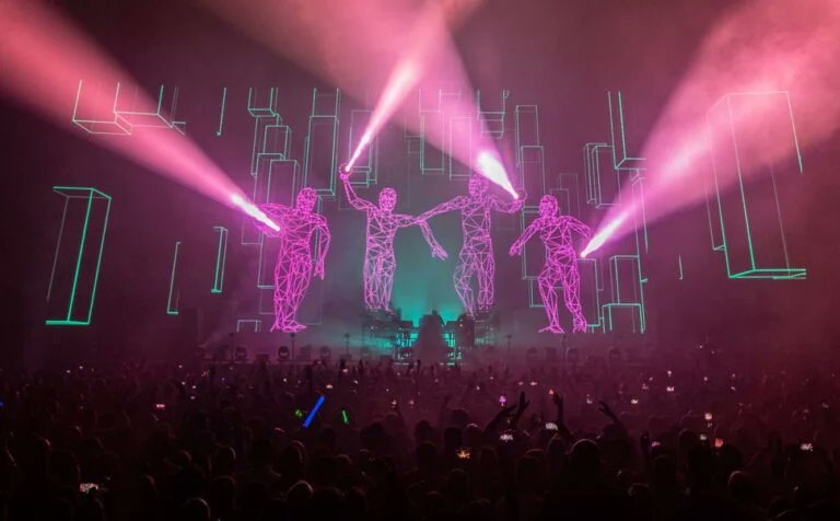 ChemBros's tweet photo. What’s It Like to Create the Stunning Stage Visuals for a Chemical Brothers Show?  @smithandlyall spoke to @tonedeaf: https://t.co/F5piQwlLWW #thechemicalbrothers #chemicalbrotherslive #FTBF #ForThatBeautifulFeeling 📸by @RayBaseley https://t.co/ESLvdGKphe