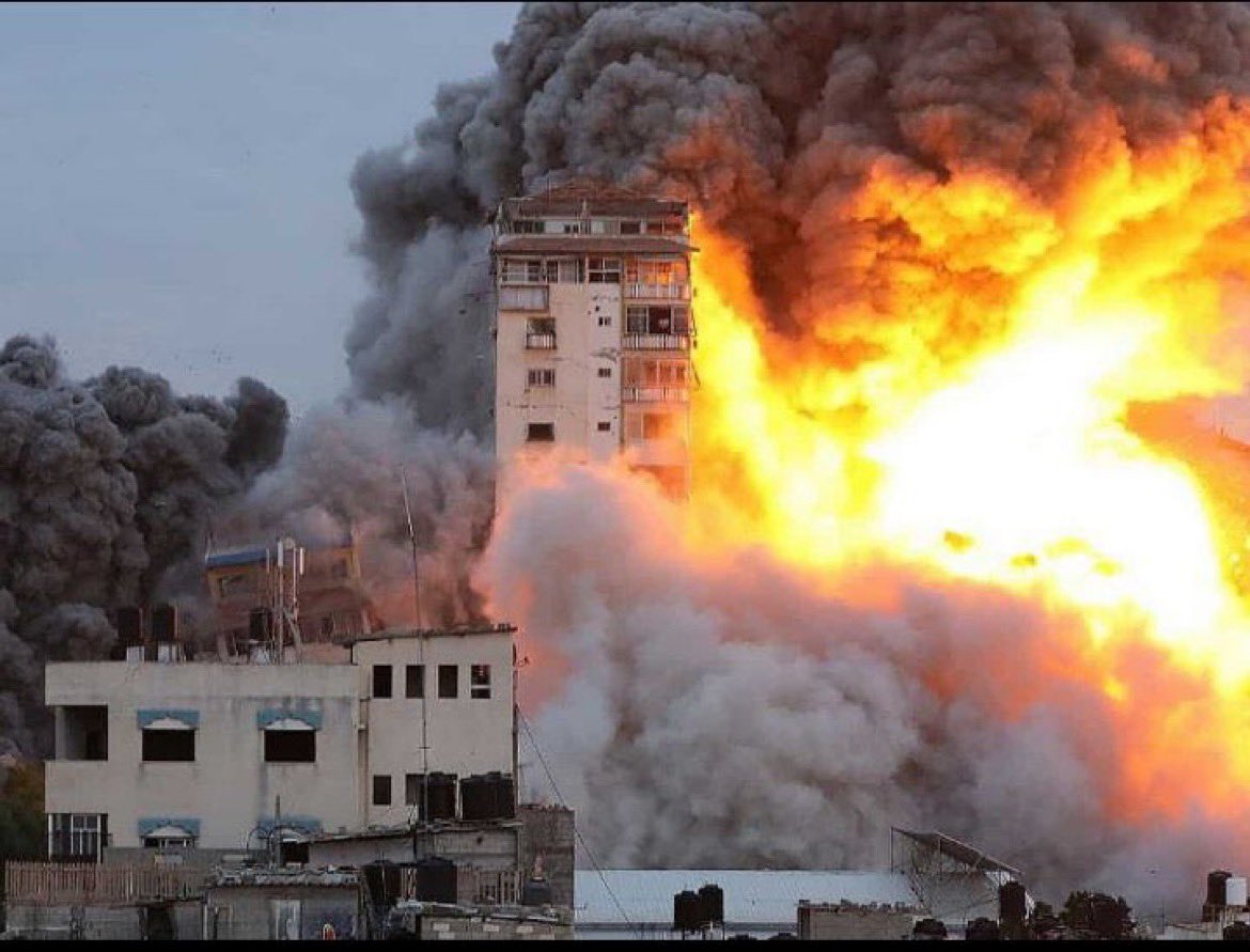 RoiLopezRivas's tweet photo. 🇷🇺 Rusia: Llamamos a ambas partes a iniciar negociaciones de inmediato.
 🇨🇳 China: Llamamos a Israel y Palestina a sentarse a la mesa de negociaciones.
 🇺🇲 EE.UU.: Le daremos a Israel tantas armas como sea necesario para matarlos a todos...

Saque su conclusión

Vía @nacional_memes