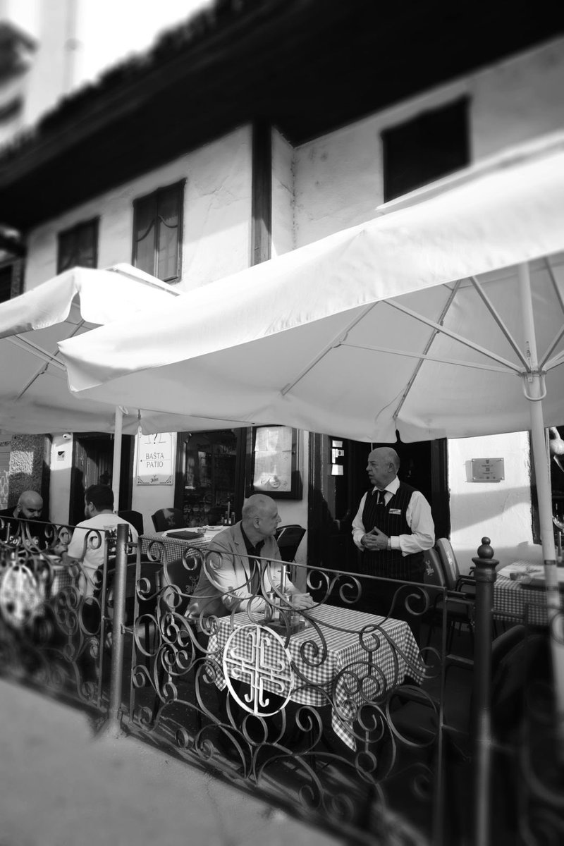 SaStaroGrada's tweet image. Jedna od najstarijih kafana u Beogradu, dom boema i umetnika, stecište živopisnih ljudi i sudbina. Simboličnog naziva, kao da pita ,,Quo Vadis, moj Beograde?"

#Beograd #StariGrad #VladaSaStaroGrada