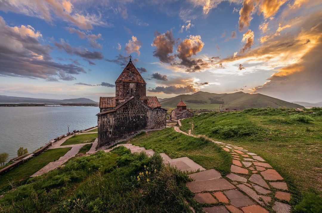 armenia's tweet photo. ⛪️ #Sevanavank is🇦🇲 monastery complex located on northwestern shores of Lake Sevan in #Gegharkunik Province, #Armenia.It was established in 9th century (874 AD) by Princess Mariam,daughter of King Ashot I of Bagratuni dynasty.

#exploreArmenia
#exploreGegharkunik

📷:Max Rewinski https://t.co/APKHdyxU1L