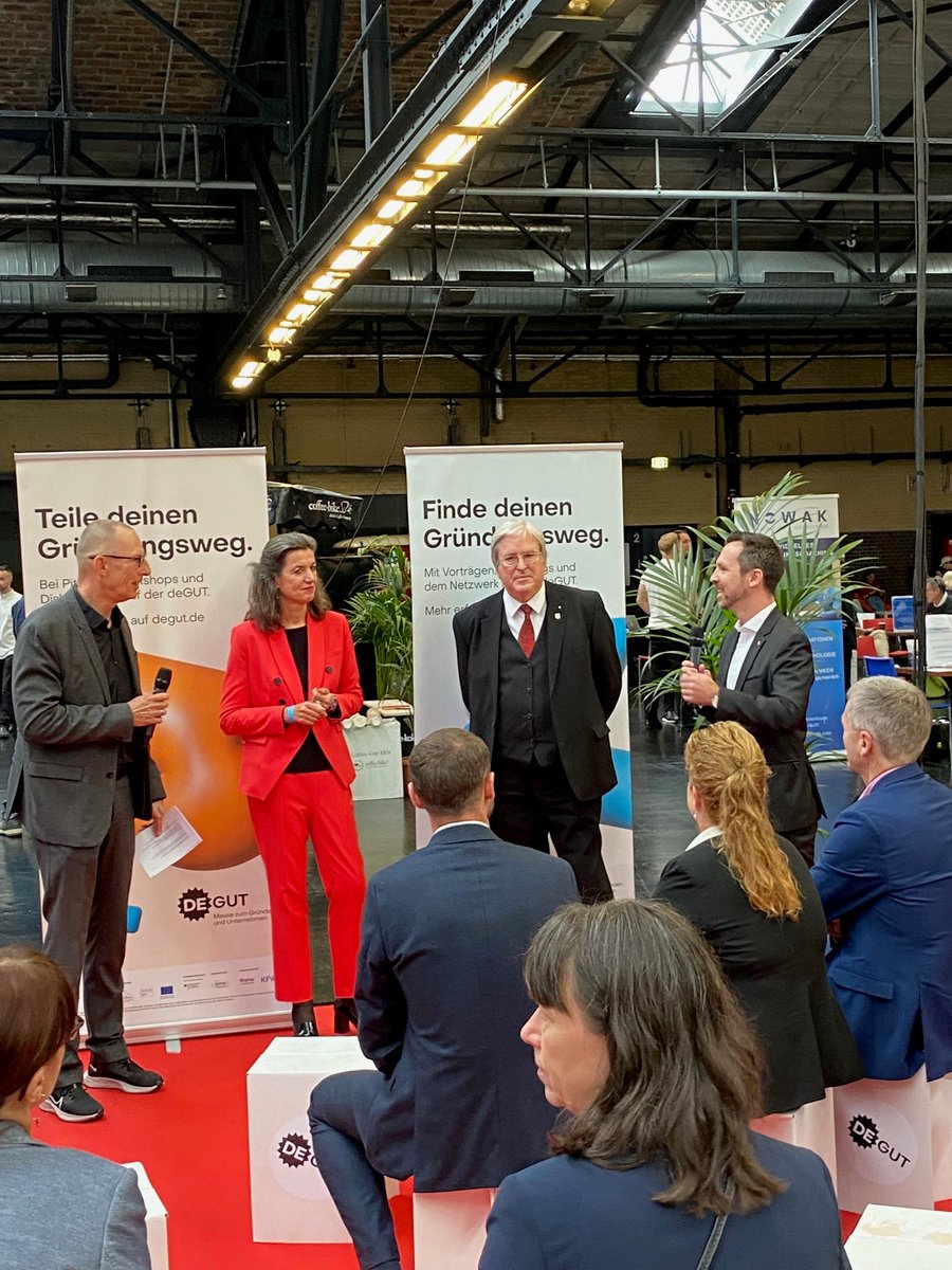 SenWiEnBe's tweet photo. Türen auf bei der @deGUT! Heute war Staatssekretär @FischerSeverin  mit #Brandenburg|s Wirtschaftsminister Jörg Steinbach und Dr. Sabine Hepperle (@BMWK) bei der Eröffnung von Deutschlands größter Gründungsmesse in Berlin. Besonderer Fokus: Gründungen von Frauen &amp; Migrant:innen. https://t.co/R1B6hwx3Xg
