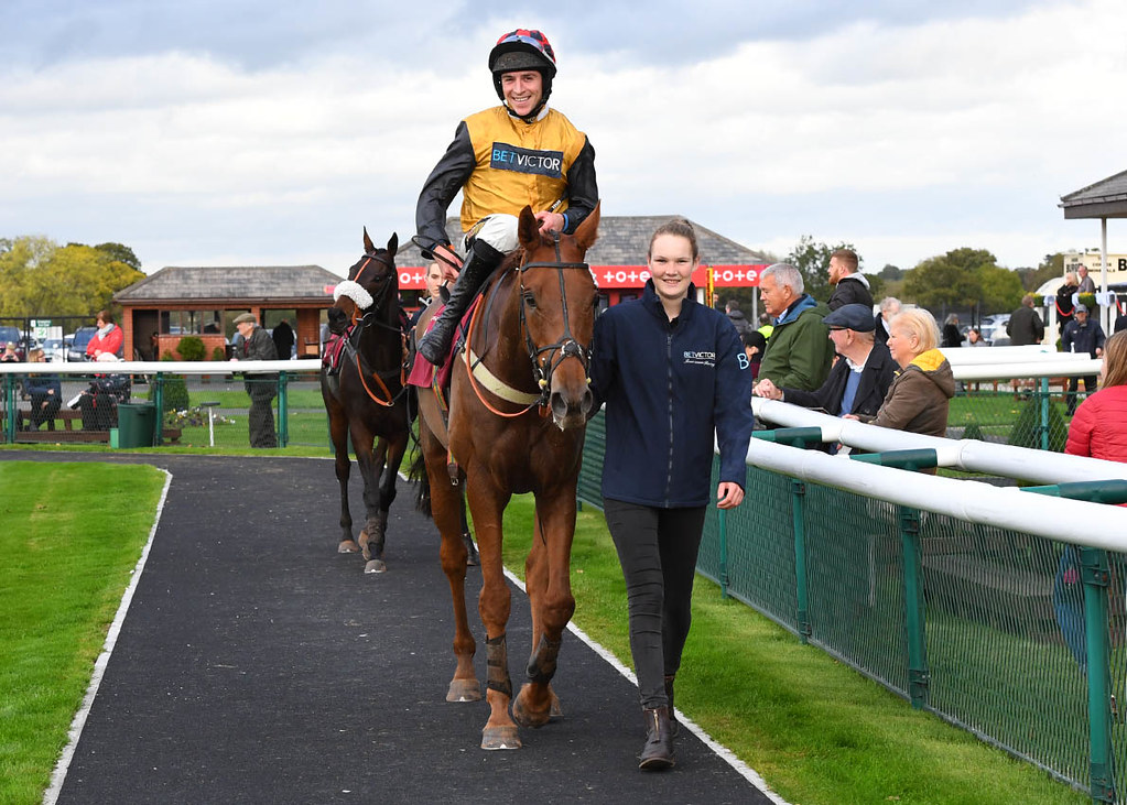 🎃What is included in a Paddock Enclosure ticket on Halloween Day? 🎫 🧛Best fancy dress competition 🧛Goodie bag lucky dip 🧛Toffee Apples 🧛Trick or Treat trail 🧛Activities tent Paddock Enclosure tickets only. Kids 17 and under go free! Tickets👇 bit.ly/3F1yw7d