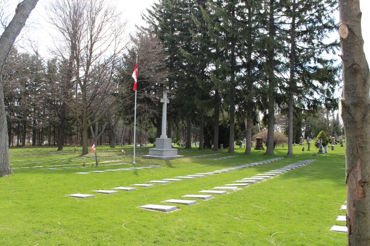 Humbledore's tweet photo. As for Arthur John Brown, Leading Aircraftman, RCAF, his body was returned to his hometown of Oshawa where he was interred with other veterans in the Soldier's section of the city's Union Cemetery, where he lies today. #RCAF #Oshawa #rememberthem #UnionCemetery #History https://t.co/JVC7kcUsYe
