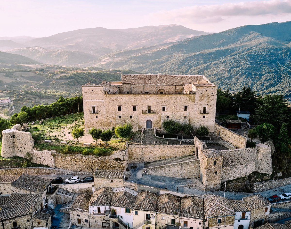 Castello imperiale di Sant' Agata di Puglia. Un meraviglioso punto di osservazione sui #montidauni meridionali.
#Puglia 
#weareinpuglia 
#inpuglia365
