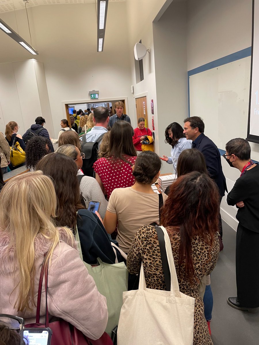 Great talk by @BBCRosAtkins at @cityjournalism this afternoon on the art of communication- not just his viral explainer videos but also how to nail an email/pitch/job interview. No seats left empty…and huge queue for books…