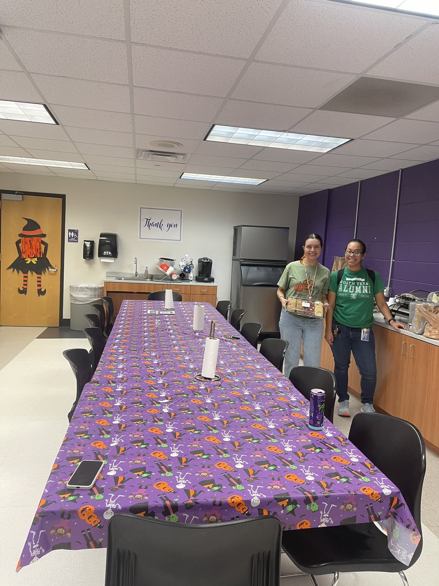 LindaKitamura's tweet photo. 1st grade is hosting Fabulous Friday!! It’s Halloween theme and they went all out @HaleyHornFrogs https://t.co/62T12NTCh8