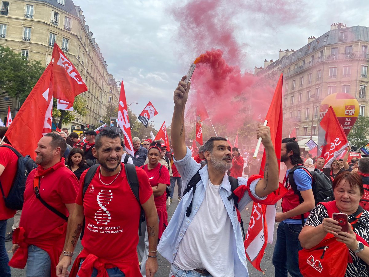 odbory's tweet photo. 🪧 Proti politice škrtů, za vyšší mzdy, důchody a rovnost mezi 👷🏼‍♀️ a 👷🏻‍♂️

🇪🇺 Pracující jsou braní na hůl! Proto se dnes odbory z celé EU sešly v Paříži, aby společně v rámci evropské mobilizace proti sociální nespravedlnosti a za lepší životní podmínky. 

#TogetherAgainstAusterity https://t.co/MSLWR67Y0x