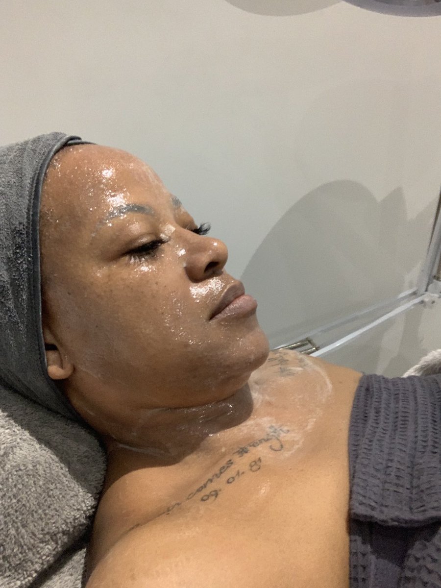 MmaOreo's tweet photo. Tend to yourselves Queens…don’t ever drop your standards…once every 3 months I treat myself to this enzyme facial because…siyayibamba le age ☺️💫
#KingToomzDiaries #MologadisCorner #glowisbought #skinhydration #skintruth #KingToomz45 https://t.co/2LrNVQrqhs