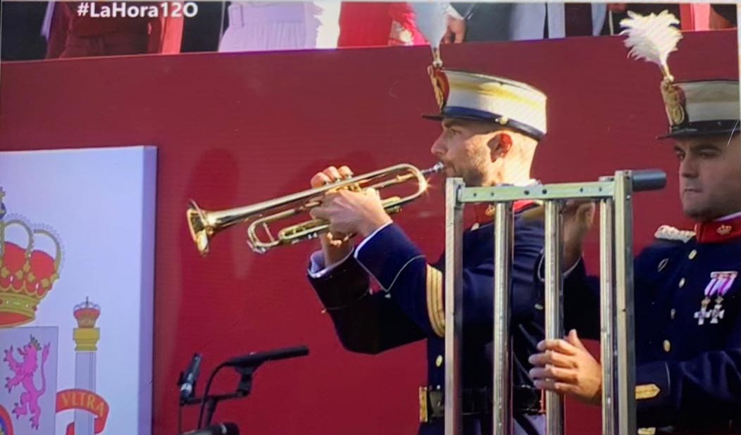 El sargento dombenitense Francisco Palomero interpreta el solo de trompeta en el desfile militar del Día de la Hispanidad en Madrid donbenito.com/actualidad/Amp…
(Imagen tomada por <a href="/rtve/">RTVE</a>)