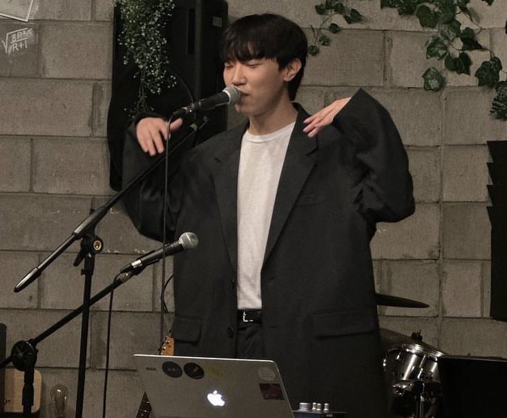 과실에서 같이                                  전공 발표 때
야작하던 애가                                  이러고 옴