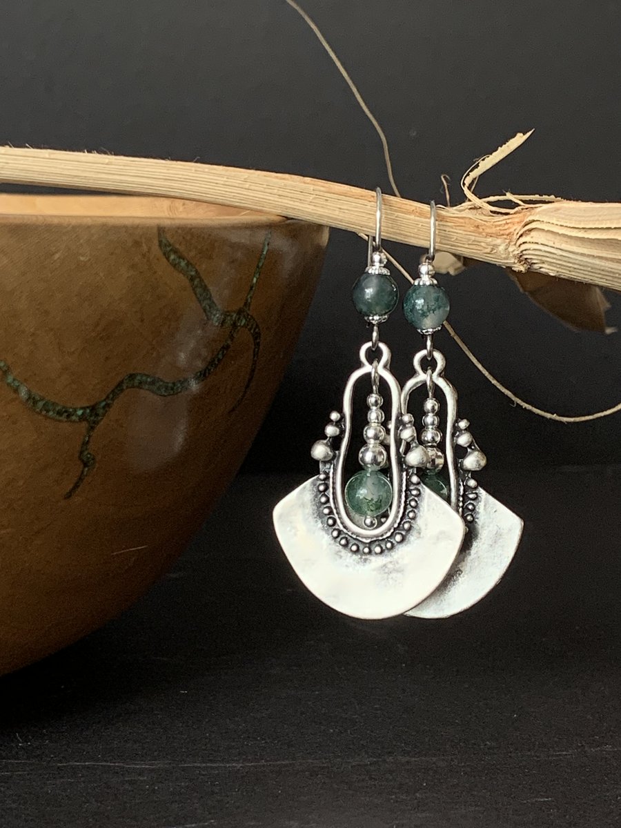 Enhance your style with my handcrafted silver and green moss agate gemstone dangle earrings. 

Available via Etsy: etsy.com/uk/listing/157…

#bohemianearrings #bohoearrings #gemstonejewellery #gemstoneearrings #giftforwomen #mossagate #greenearrings #dangleearrings #handcrafted