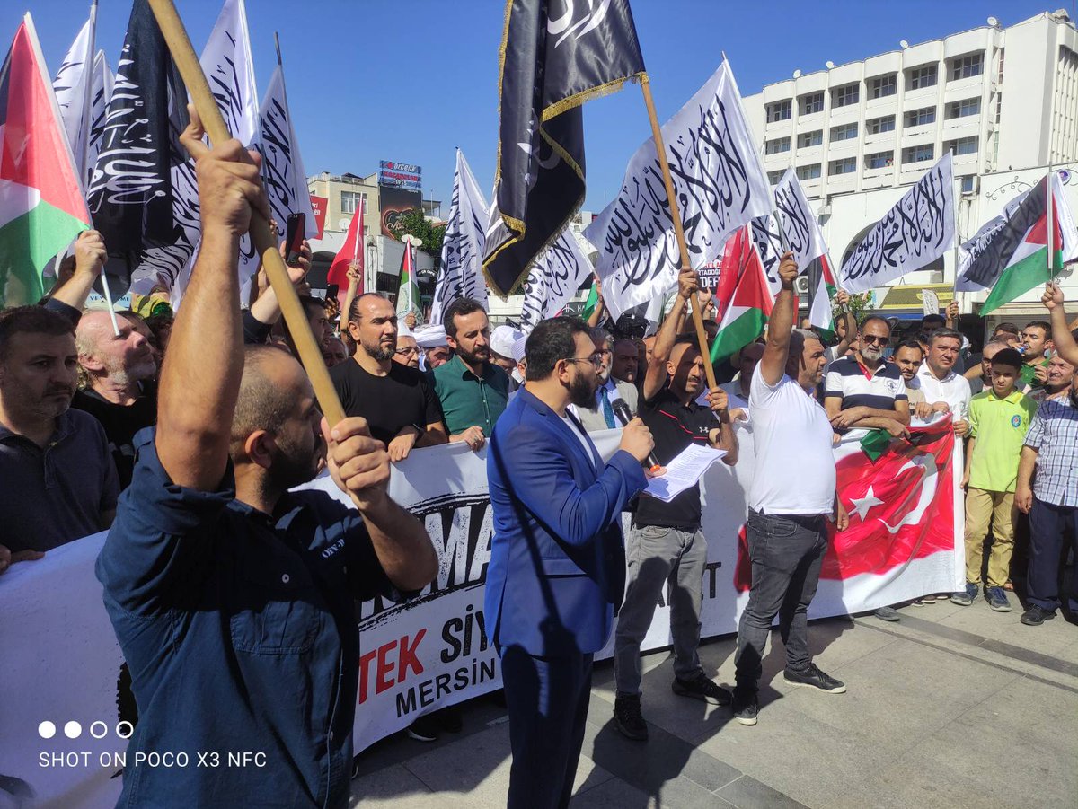 #AksaTufanı’na destek olmak ve şehid düşen mazlum Filistin'li kardeşlerimiz için cuma namazı çıkışında Siyasi Parti ve STK'ların ortak katıldığı basın açıklaması gerçekleştirdik.

#FreePalastine
#KudüseSesVer