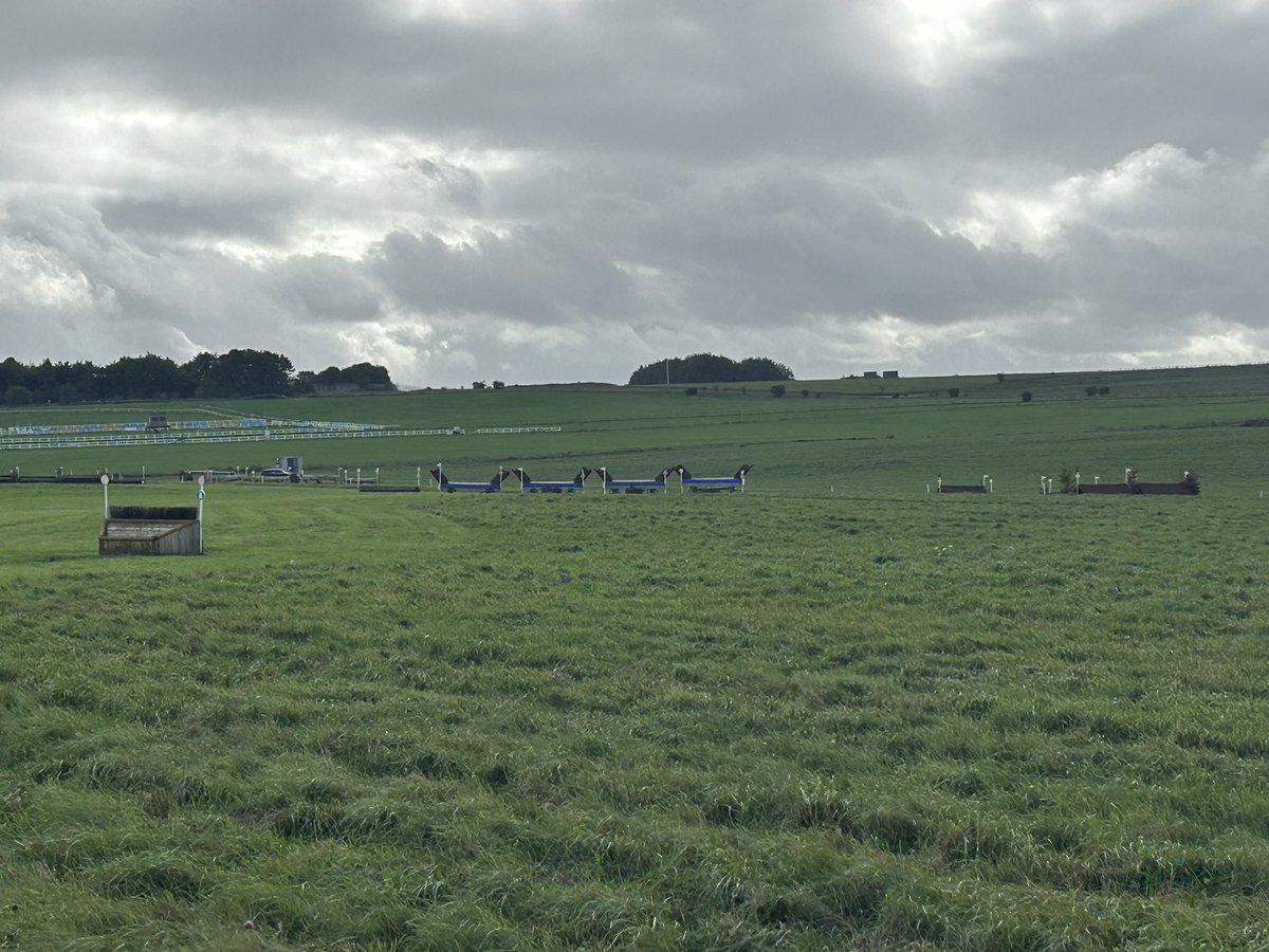 BryanDElliott's tweet photo. Ground looking amazing and fences look great ahead of the Army and RA Hunter Trials this weekend. Still a few places in classes left if you wanted to join us. @sarajcox @LeglockLuke https://t.co/LhKPliledd