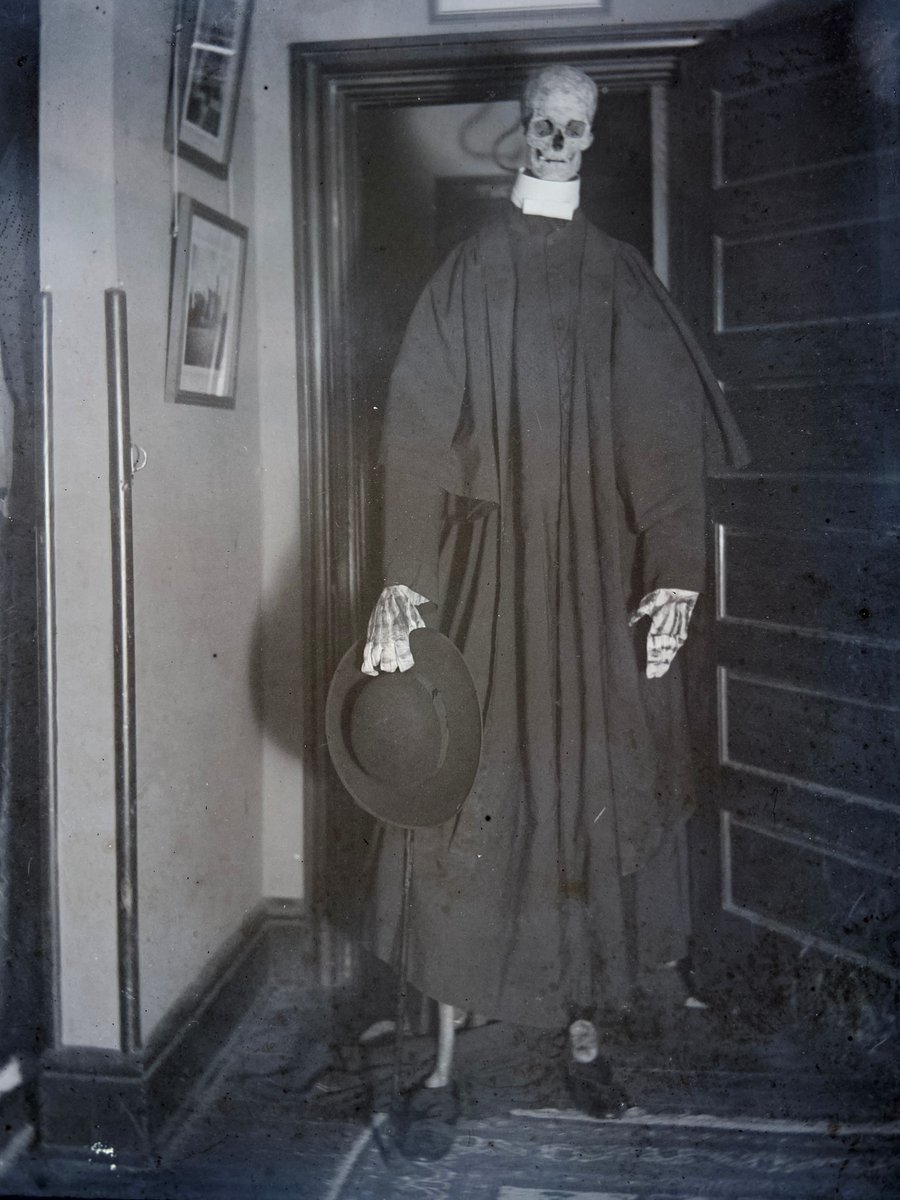 TorontoArchives's tweet photo. Good morning! This skeleton is here to wish you a happy #FridayTheThirteenth, and also remind you that you will die. Photo by Eden Smith, between 1895 and 1915. https://t.co/thZ6veOfkF #FridayThe13th #TOHistory #TorontoArchives https://t.co/YqCAOIvS3d