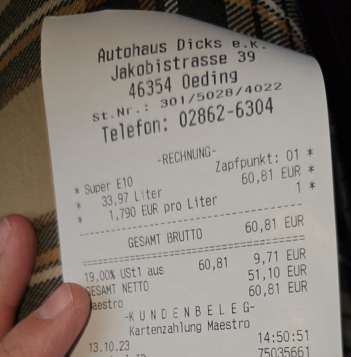 Wanneer je er even van profiteert dat je aan de Duitse grens woont... 

€2.20 voor de grens vs €1,79 over de grens...

#tanken #Duitsland
