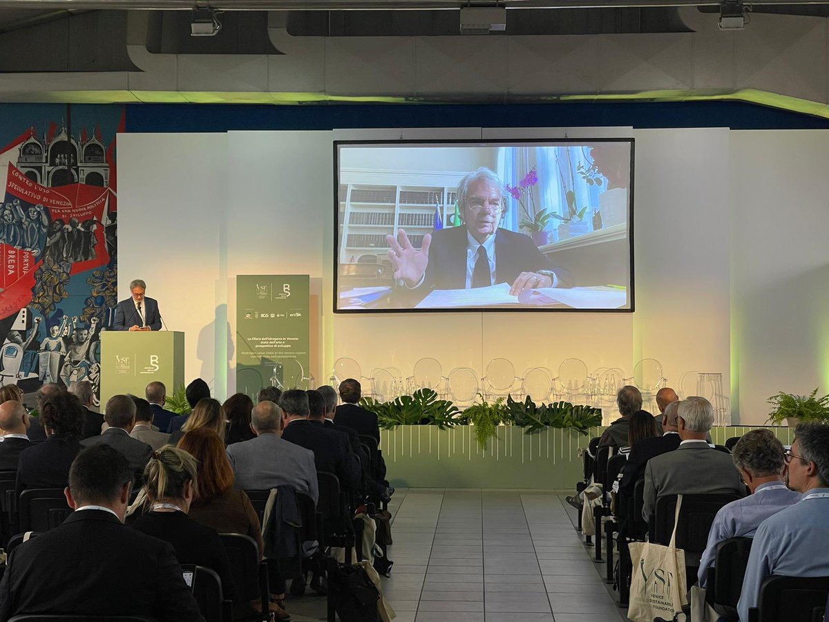 renatobrunetta's tweet photo. L'area industriale di Porto Marghera, una delle più infrastrutturate a livello nazionale, potrebbe ospitare con successo una 'hydrogen valley', un nuovo sogno industriale, ma un sogno con i piedi per terra. #FVCMS♻️ https://t.co/F5OXG4AUZq