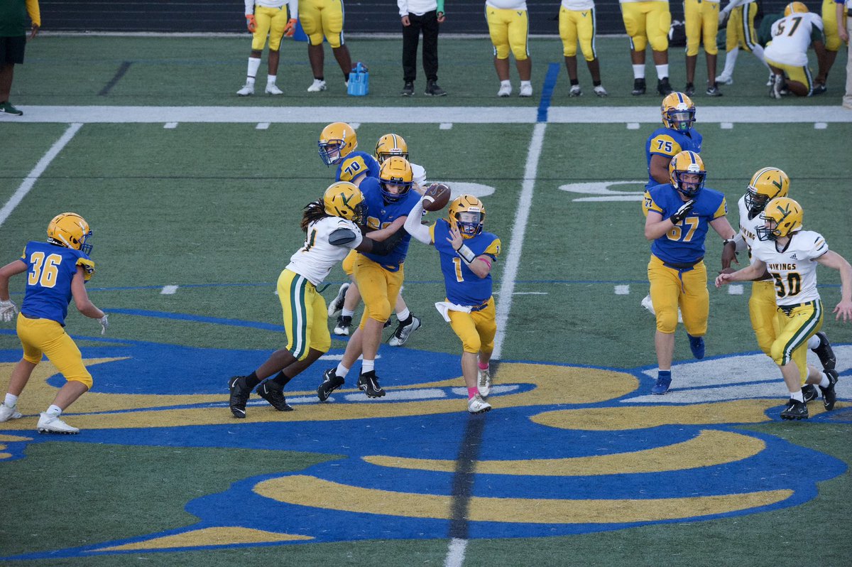 Broden_M11's tweet photo. Another team win for @FMHSFB23 JV last night! Another step forward. Back to 0-0 . Next week starts today. @CoachHam7 @CoachJ_JVDC @BrenndenCullen @FortPrep @QBHitList @QBC_Charlotte @PlayBookAthlete #WE #whyigrind https://t.co/HScGqmbyH1