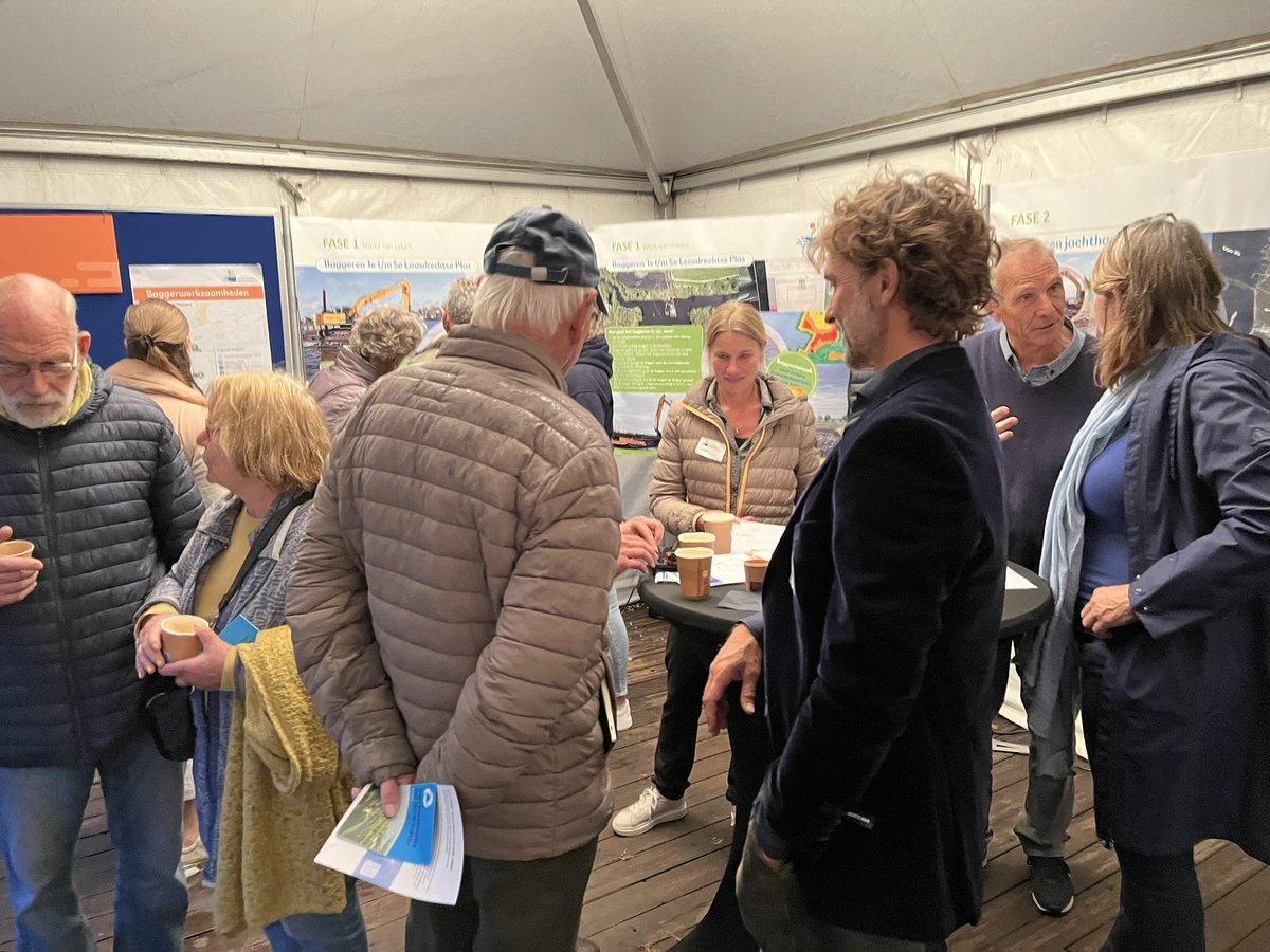 De derde informatiemarkt Aanpak Oostelijke Vechtplassen was donderdagavond 12 oktober wederom een succes. Circa 200 mensen lieten zich bijpraten over de verschillende projecten zoals baggeren en natuurontwikkeling.
