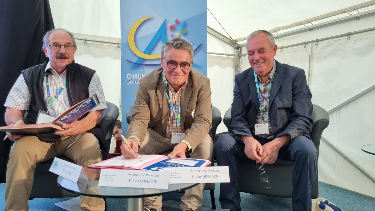 Entente Oise Aisne (@eptboise) on Twitter photo 💧#Signature d'une charte, ce 13 oct. à Chauny, pour clarifier les missions des différents acteurs sur la gestion de l'eau : GEMAPI, ruissellement, pluvial,... avec <a href="/Prefet02/">Préfète de l'Aisne</a>, Agglo Chauny-Tergnier-La Fère, pays de la Serre, <a href="/EptbOise/">Entente Oise Aisne</a>, syndicats de rivières, @Seine_normandie 💧#Signature d'une charte, ce 13 oct. à Chauny, pour clarifier les missions des différents acteurs sur la gestion de l'eau : GEMAPI, ruissellement, pluvial,... avec <a href="/Prefet02/">Préfète de l'Aisne</a>, Agglo Chauny-Tergnier-La Fère, pays de la Serre, <a href="/EptbOise/">Entente Oise Aisne</a>, syndicats de rivières, @Seine_normandie