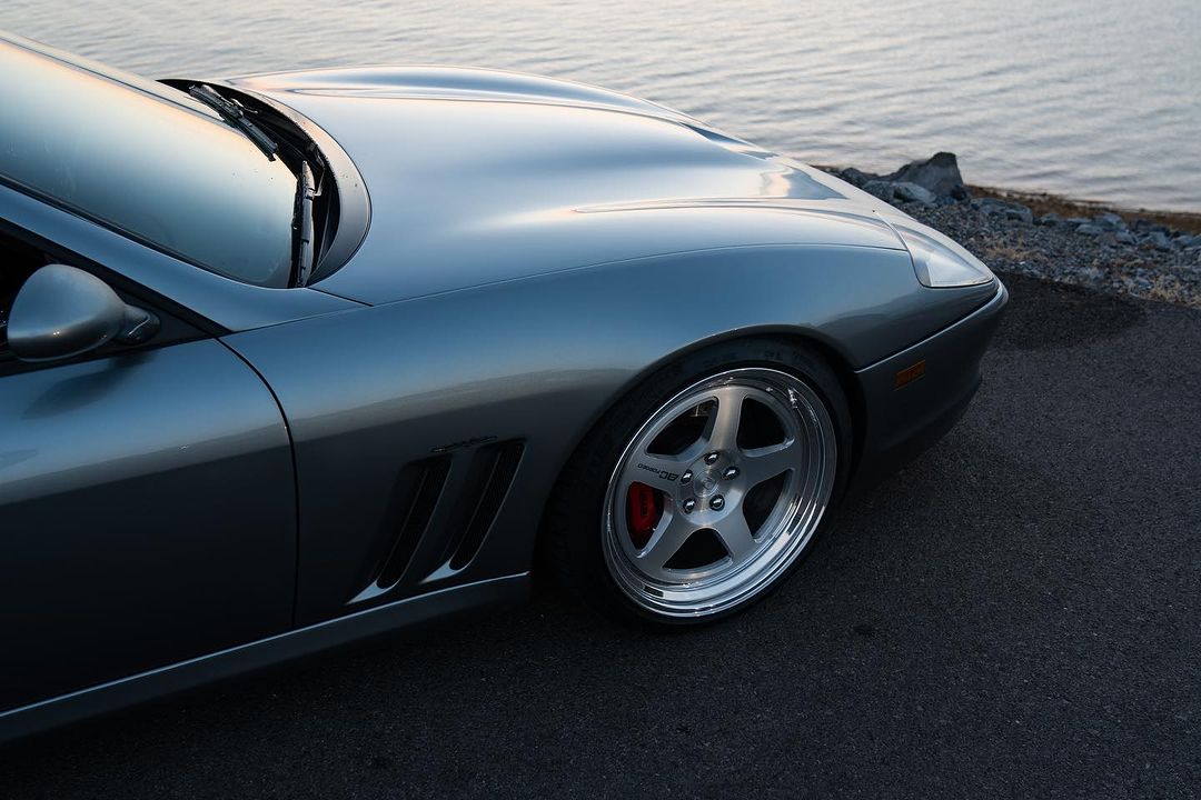 BaanVelgen's tweet photo. An iconic combination of the Ferrari 550 Maranello with BC Forged MHE25 wheels. The wheels, featuring a Brushed clear center, Polished lip, and Hidden hardware, perfectly complement the vintage aesthetic of the Maranello. 

This is a source of inspiration for our Ferrari FF. The https://t.co/IOdS501Isw