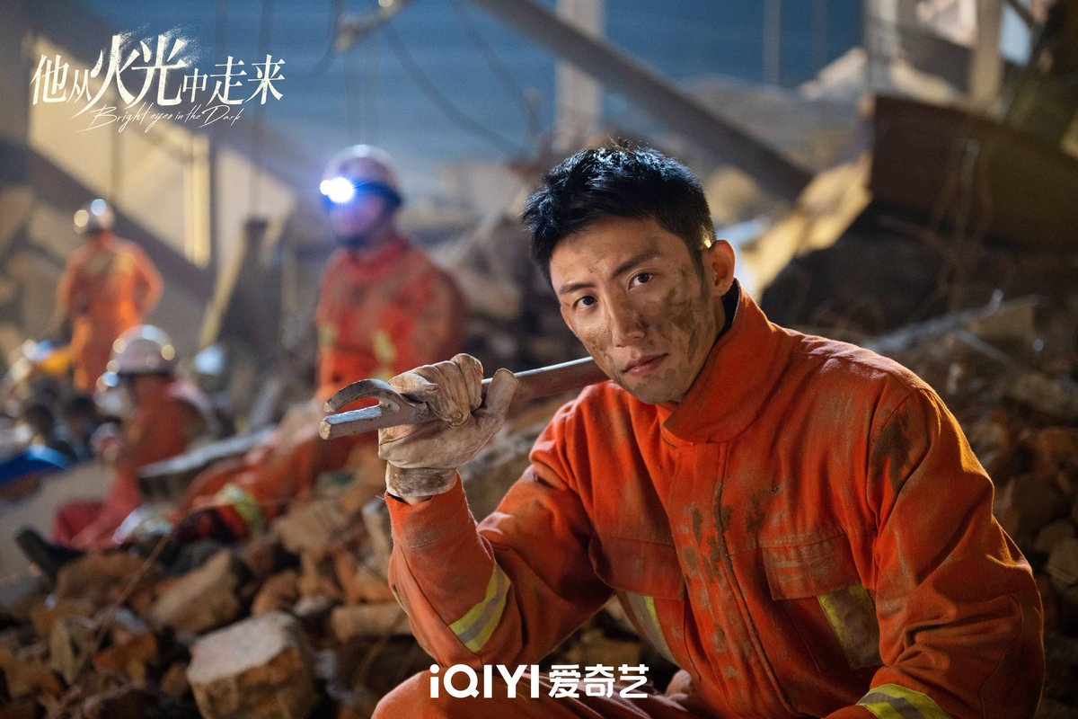 CdramaL's tweet image. 「📸 | Drama moderno #BrightEyesIntheDark, liberou novas fotos de #HuangJingyu, #ZhangJingyi, #LuShiyu e #WangZiqi no Weibo — Completo no Wei Fansub ❤
#他从火光中走来