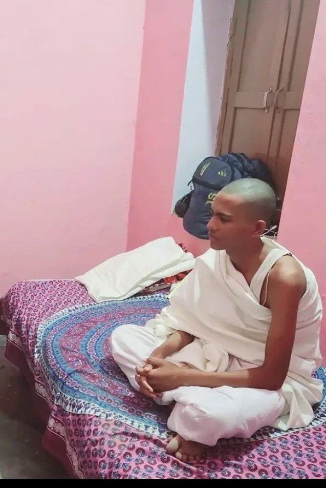 BrahamShakti01's tweet photo. ब्राह्मणों.... अगर ब्राह्मणी माता का दूध पिया है तो अपने देवरिया कर भाई 'देवेश दुबे' का साथ दो।

वह चिल्ला-चिल्लाकर न्याय की गुहार लगा रहा है।

'अजयसिंह विष्ट' के हिन्दुराष्ट्र में 5 ब्राह्मणों की दिनदहाड़े नृशंस हत्या कर दी गई। कोई न्याय देने वाला नही दिख रहा।

1) बुलडोजर में जंग लग गई क्या?
2) अब NSA नही लगेगा क्या?

अजयसिंह विष्ट के समर्थकों से हमारे कुछ प्रश्न हैं।

1) आपके रामराज्य में लॉ एंड ऑर्डर व्यवस्था इतनी लचर क्यों है?

2) देवेश दुबे के लिए सरकार की तरफ से 1 रुपया तक कि मदद क्यों नही की गई?

3) देवेश दुबे के लिए सरकारी नौकरी की व्यवस्था क्यों नही की गई?

4) घटना की जांच कर अपराधियों के अवैध मकान पर कार्रवाई क्यों नही की गई?

5) रुद्रपुर के स्थानीय BJP विधायक घटना के कई दिनों तक मौन क्यों रहें?

ब्राह्मणों.......आज मौन मत रहो।
17% आबादी होने के बावजूद हम 'अजयसिंह विष्ट' की गुलामी क्यों कर रहे हैं?

इनसे कई गुना बेहतर शासन तो बहनजी का था।

पुनर्विचार करना ही होगा।
जय ब्राह्मण...🚩