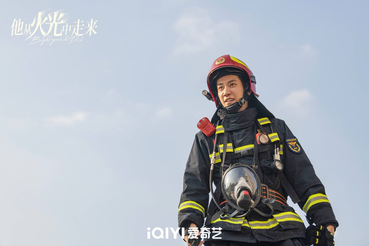 CdramaL's tweet image. 「📸 | Drama moderno #BrightEyesIntheDark, liberou novas fotos de #HuangJingyu, #ZhangJingyi, #LuShiyu e #WangZiqi no Weibo — Completo no Wei Fansub ❤
#他从火光中走来