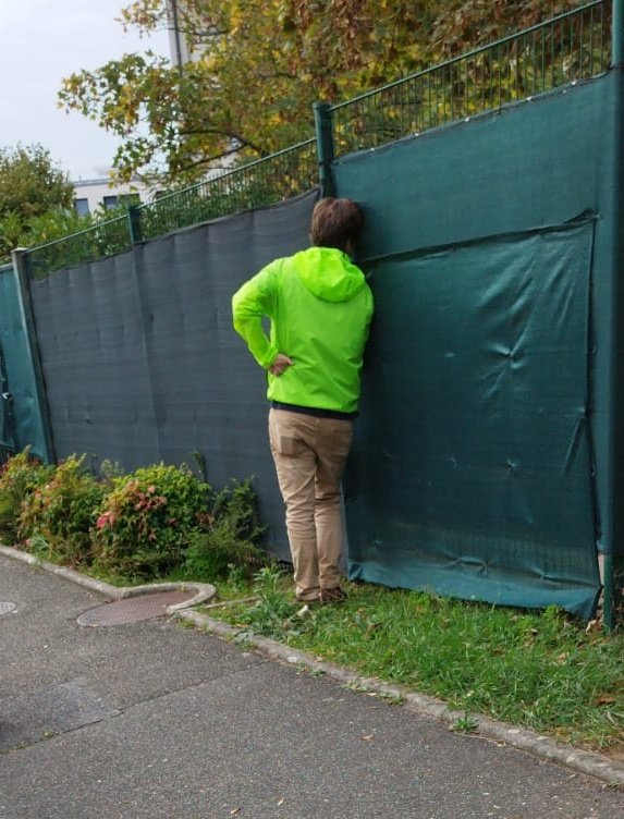 zagaaaaaa's tweet photo. J'arrive par derrière et je vois cet homme... 
Je décide de le dépasser, il en à rien à foutre,
De là je m'appercois qu'il tient son téléphone dans la main...
Je m'approche et je lui demande ce qu'il fait..
Il me dit je surveille mon enfant,
Je garde quand même mon calme,
Et je lui demande ce qu'il fait avec son téléphone en main?