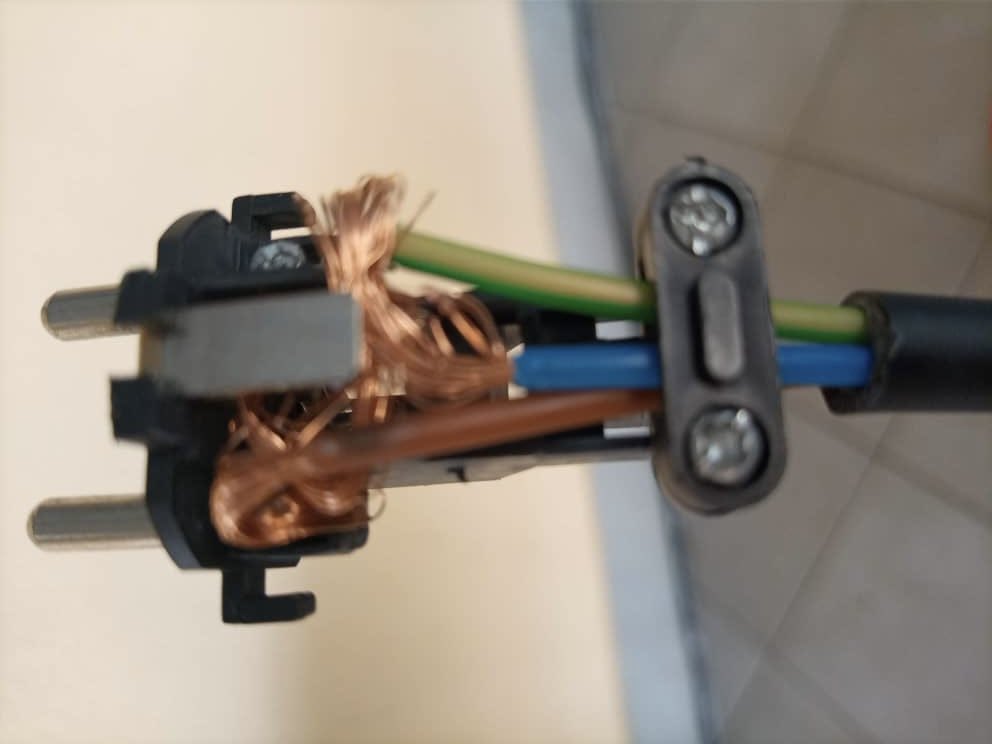 Foto tomada en el restaurante La Luna de Malabo.
Espero que en los barrios la situación sea mejor!
#electricidad
#sinprevención y #sinformación = #incendios…