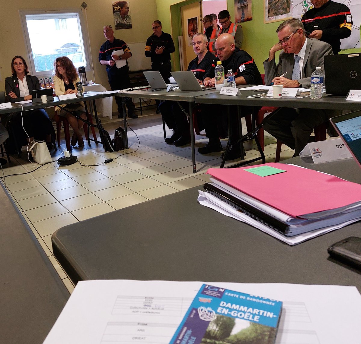 Prefet77's tweet photo. #JNR2023 | Exercice de crise ce matin sur rupture fictive de barrage. De nombreux acteurs mobilisés afin d'anticiper les risques sur un tel accident survenait ! 
#TousResilients face aux risques technologiques et industriels
@ADP @Sdis77 #mitrymory #clayessouilly @PoliceNat77 https://t.co/VodqjibPSK