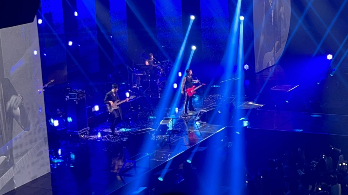babylighteu's tweet photo. Always think that concert in Korea the best, and indeed. 3+ hours, 3 encores. https://t.co/SmhUnfRQsH