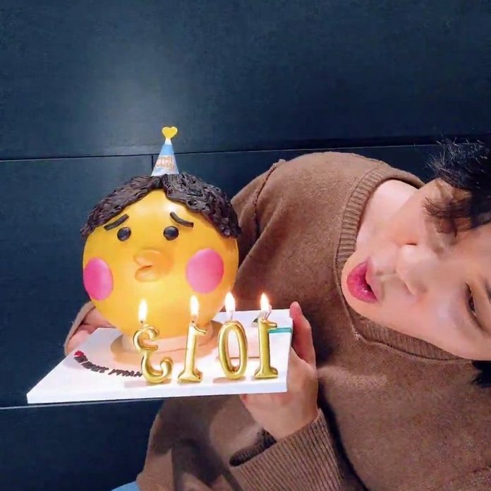 tracklist's tweet photo. Jimin, do BTS, com seu bolo de aniversário de 28 anos 🥹🎂 https://t.co/KIc2lKidSf