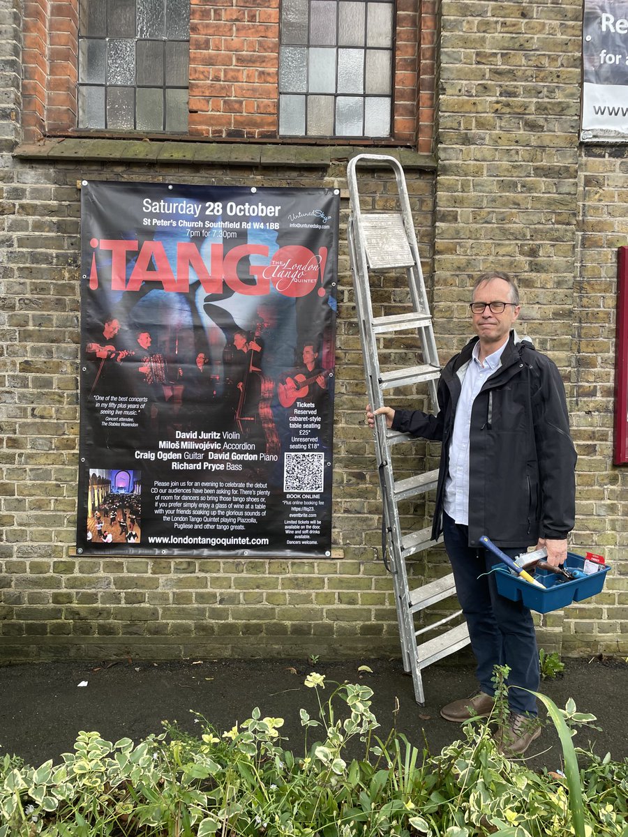 Bloke with ladder puts up banner for his lazy, violin-playing twin on left. They’ll both be at the ⁦@LondonTango5tet⁩ gig in west London on 28 Oct. ltq23.eventbrite.com #milonga #chiswick #tango #piazzolla