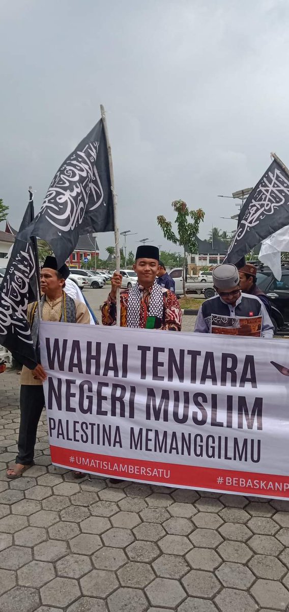 Tampang² yg begini kalo denger suara Bom gw yakin pasti berak di celana🤣🤣 lagu nya doang sok yg paling berani!!