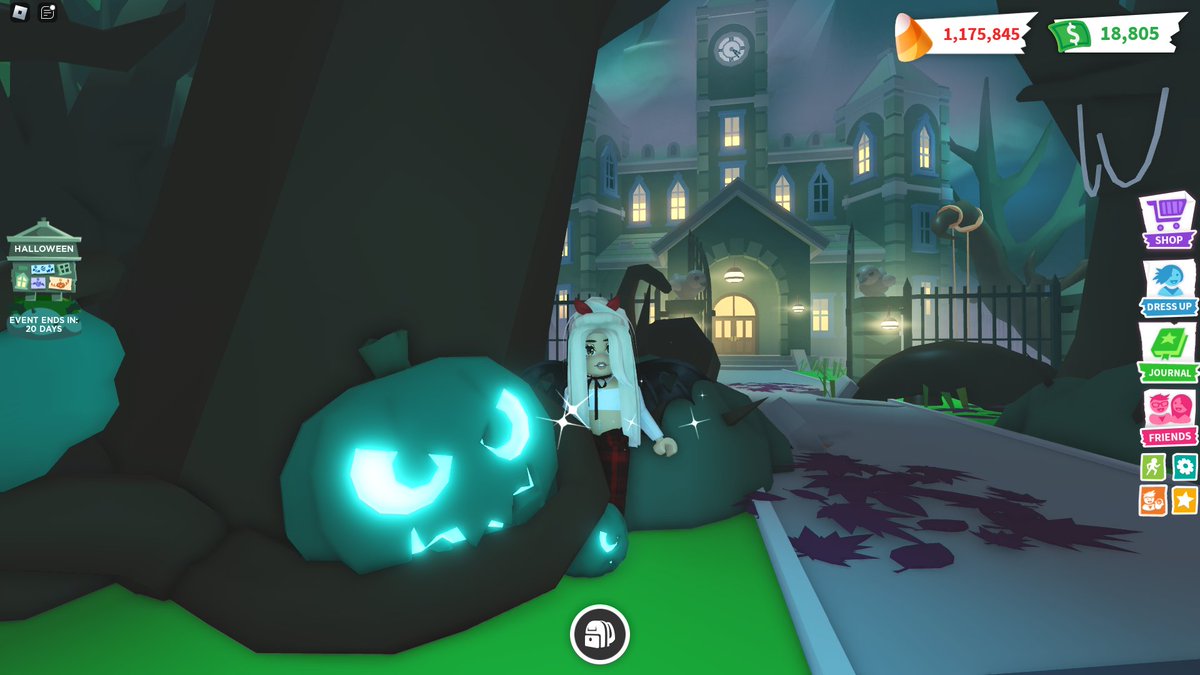 Are you saving up all of your candies for a big Halloween shopping spree (like me) or spending them as soon as you get them?? 👀👻 #adoptme