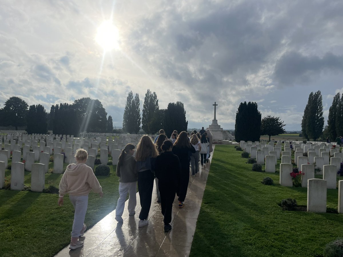 Had such a brilliant time with Y10 on the Battlefields trip. They were fun, thoughtful and engaged. How lucky I feel to have spent time in their company thinking about the sacrifice made by so many. @WimbledonHigh @History_WHS