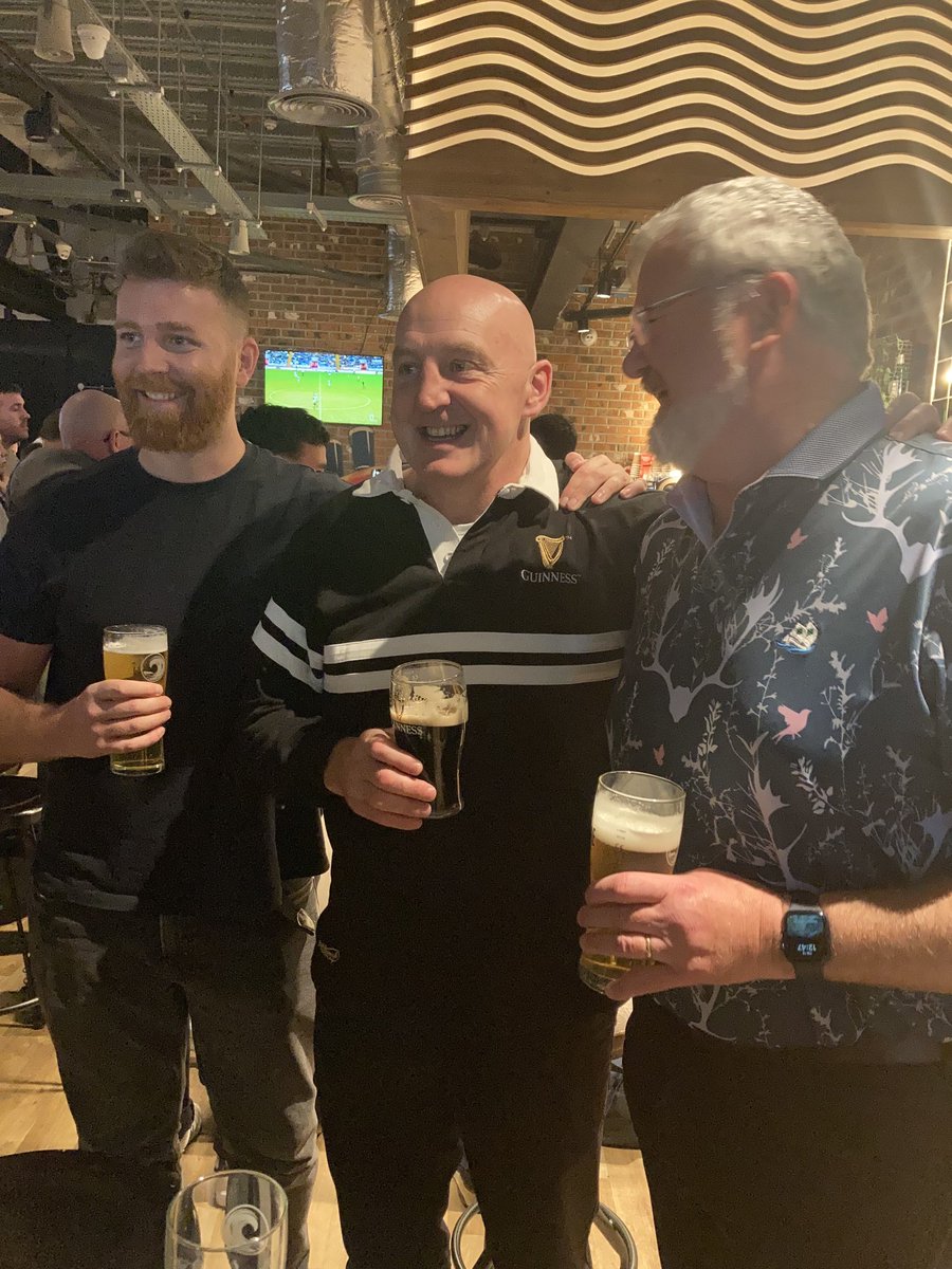 Happiness is…. Bumping into an old friend ⁦@EoinListon⁩ … And when your husband pours you a pint!! #fridaythe13th #dontjinxit #guinness ⁦@GuinnessIreland⁩ ⁦⁦@DublinAirport⁩