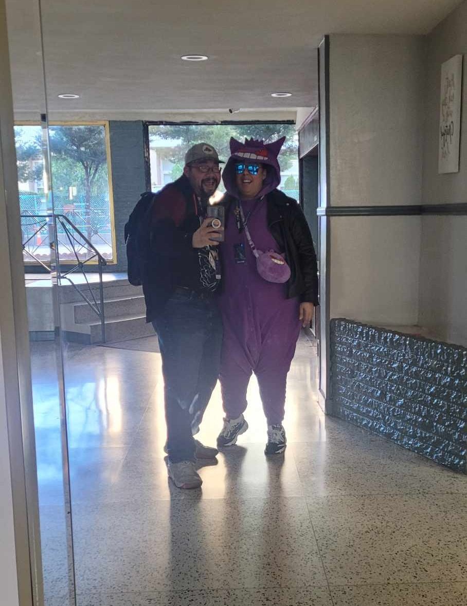 TheGothTheGeek's tweet photo. On our way to Day 2 of NYCC @NY_Comic_Con

#nycc #newyorkcomiccon #cosplay #gengar #pokemon https://t.co/82Quen3lEt