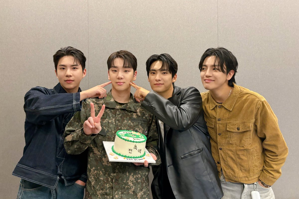 official_ACE7's tweet photo. [#ACE_PHOTO] 📸

병관 전역 라이브 종료‼️

엉아들 사랑 듬뿍 받은
꽈니 전역 축하해💕

#에이스 #ACE https://t.co/LQ6dPm0aSg