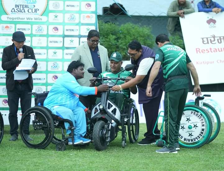 Divyang Cricket Control Board of India gifted a Mobi-Wheelchair to the captain of Pakistan Wheelchair Cricket team Mohammad Zeeshan.
Thanks to @neomotionlife for sponsoring the Mobi-Wheelchair 🙏🏻
#ICWC #WheelchairCricket #DCCBI #divyang_cricket_control_board_of_INDIA 
#غزة_الآن