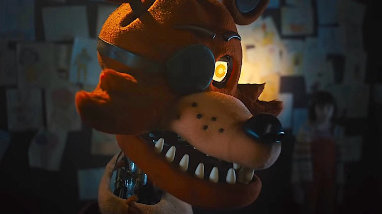 DiscussingFilm on X: The Foxy animatronic for the 'FIVE NIGHTS AT FREDDY'  movie had its arm spontaneously combust once during filming. (Source:    / X