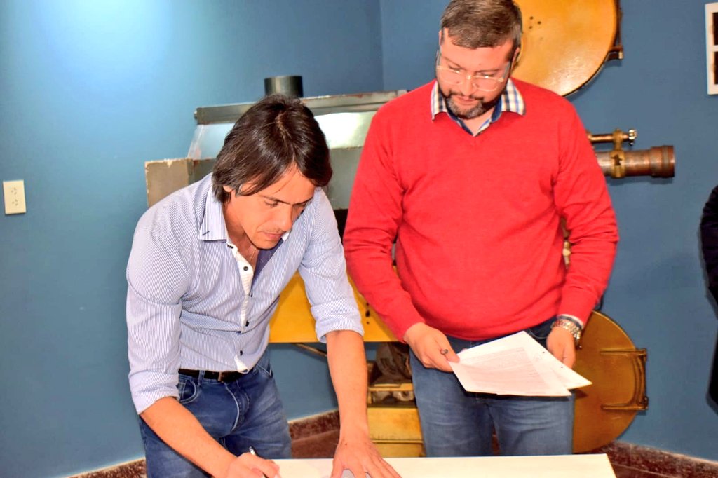 jorgeAdanLovato's tweet photo. Firma de convenio con el @IAAviM (Instituto de Artes Audiovisual de Misiones) con presencia @GimenezM_IAAviM y el Presidente Nicolás Batle del @INCAA_Argentina (Instituto Nacional de Cine) en nuestro Cine Teatro Municipal de @Montecarlo https://t.co/PS9M5kdPut