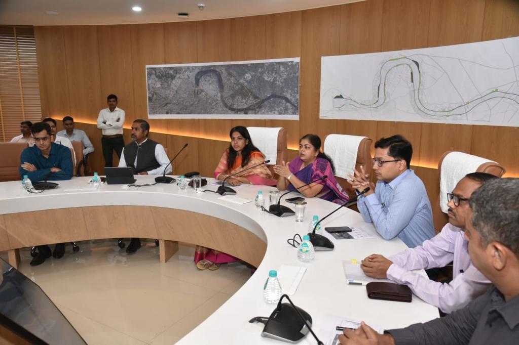 In pursuit of ViksitBharat vision by2047,NITIAayog is charting a transformative path,turning city-regions into GrowthHubs.Surat is among 4 identified cities.Comprehensive presentation was made by Mun Commissioner Ms.Shalini Agrawal IAS to NITI's team led by Ms.Anna Roy,Sr.Advisor