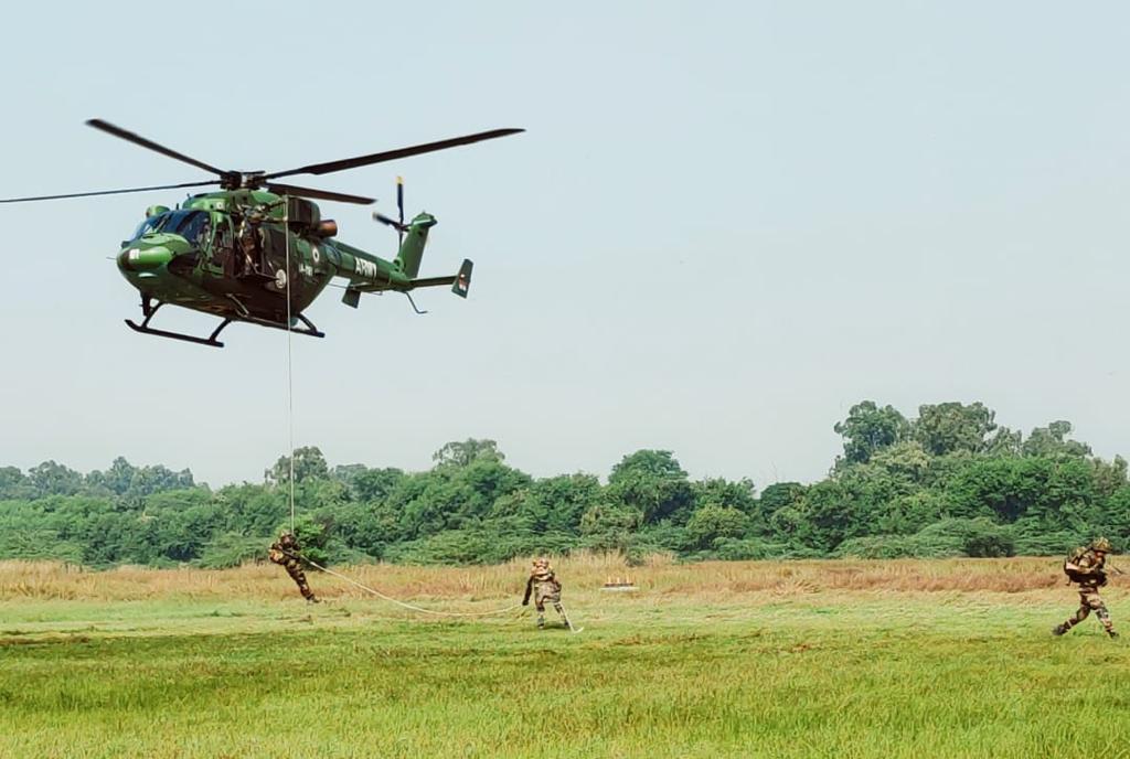 westerncomd_IA's tweet photo. Team of #PineDivision carried out special operations integrated training with Army Aviation to #StrikeFastStrikeDeep behind enemy lines.
#PineBrigade 
#StrongAndCapable 
#KhargaCorps
#ImposersOfNationalWill
@adgpi https://t.co/VosPi1YX1M